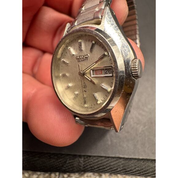 Seiko Quartz Vintage Watch Day-Date English/Japanese Dial 21.7mm Silver Tone main image 7